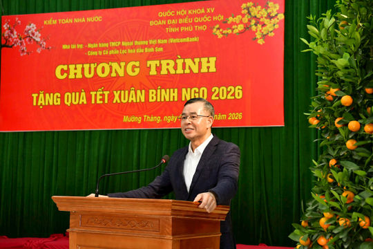 Tổng Kiểm toán nhà nước thăm, tặng quà cho các hộ dân có hoàn cảnh khó khăn vùng cao Phú Thọ 