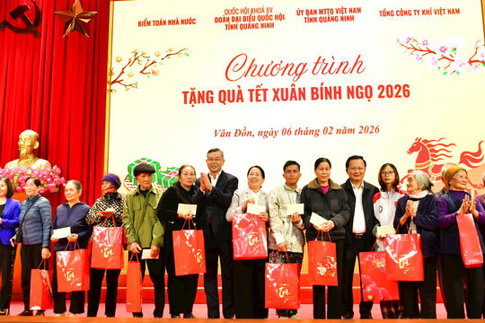 Tổng Kiểm toán nhà nước Ngô Văn Tuấn thăm, tặng quà cho các hộ dân có hoàn cảnh khó khăn tỉnh Quảng Ninh