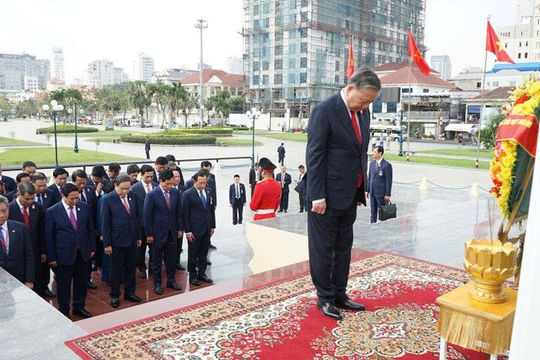 Tổng Bí thư Tô Lâm đặt vòng hoa tại Đài Độc lập, Đài tưởng niệm cố Quốc vương Norodom Sihanouk, Đài Hữu nghị Campuchia-Việt Nam tại Phnom Penh