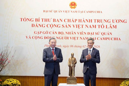 Tổng Bí thư Tô Lâm gặp gỡ cán bộ, nhân viên Đại sứ quán và cộng đồng người Việt Nam tại Campuchia