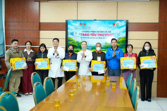"Trao yêu thương" tới các bệnh nhân có hoàn cảnh khó khăn tại Bệnh viện Bạch Mai