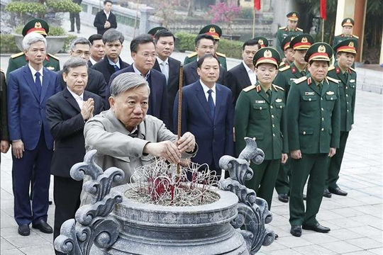 Tổng Bí thư Tô Lâm dâng hương tưởng niệm các đồng chí lãnh đạo tiền bối