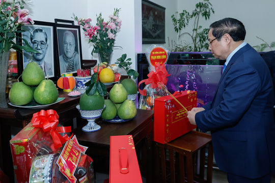 Thủ tướng Phạm Minh Chính dâng hương các cố lãnh đạo Đảng, Nhà nước và thăm, chúc Tết nguyên lãnh đạo Đảng, Nhà nước