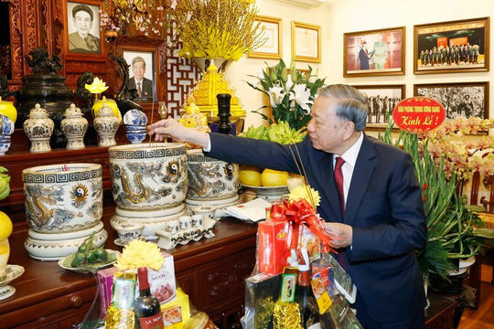 Tổng Bí thư Tô Lâm thắp hương tưởng nhớ các đồng chí nguyên lãnh đạo Đảng, Nhà nước