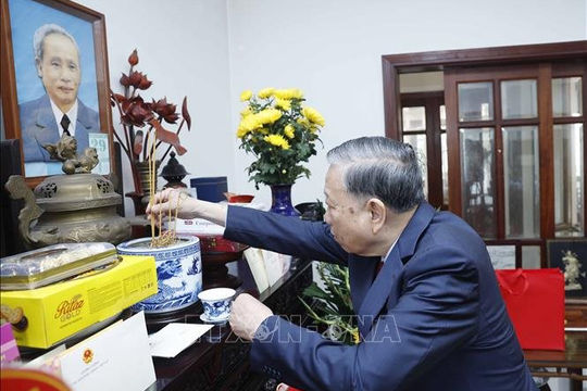 Tổng Bí thư Tô Lâm dâng hương tưởng niệm Thủ tướng Phạm Văn Đồng