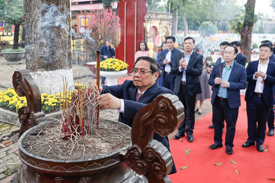 Thủ tướng Phạm Minh Chính dâng hương tại Hoàng thành Thăng Long