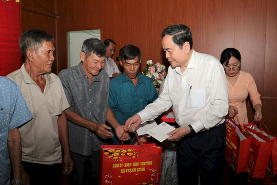 Chủ tịch Quốc hội Trần Thanh Mẫn thăm, tặng quà Tết gia đình chính sách, hộ khó khăn tại Cần Thơ