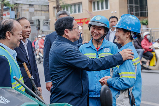 Thủ tướng Phạm Minh Chính cảm ơn, tặng quà công nhân vệ sinh môi trường tại Thủ đô