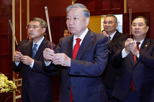 Tổng Bí thư Tô Lâm dâng hương tại Khu Di tích Hoàng thành Thăng Long và Di tích Nhà 67