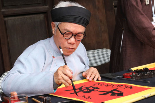 Nét mực của thời gian trên trang giấy đỏ