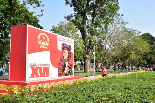 Hà Nội rực rỡ băng rôn, khẩu hiệu hướng tới ngày bầu cử Quốc hội khóa XVI