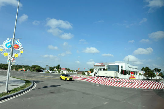 Đẩy nhanh tiến độ thực hiện các dự án đầu tư công, đặc biệt là các dự án chuyển tiếp