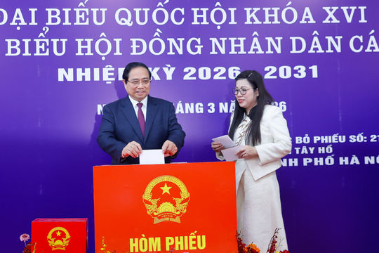 Thủ tướng Phạm Minh Chính cùng cử tri bỏ phiếu bầu cử tại phường Tây Hồ, Hà Nội