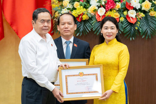 Đảng ủy Kiểm toán nhà nước nhận Bằng khen của Ban Thường vụ Đảng ủy Quốc hội