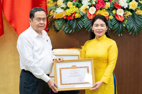 Đảng ủy Kiểm toán nhà nước nhận Bằng khen của Ban Thường vụ Đảng ủy Quốc hội