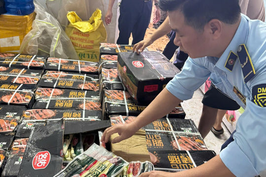 Hà Nội: Tạm giữ gần 1 tấn thực phẩm nhập lậu