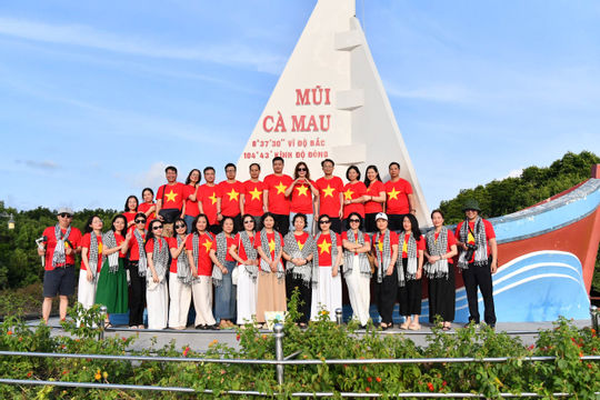 Về nơi  "đất biết nở, rừng biết đi"...