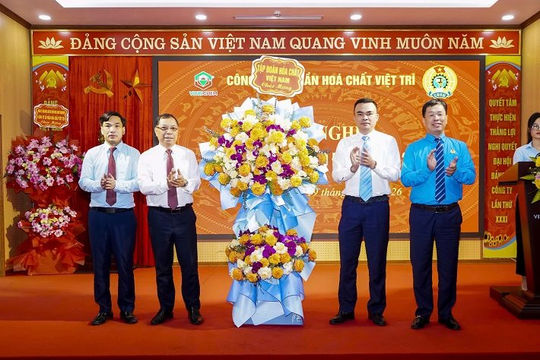 Hóa chất Việt Trì giữ vững sản xuất, chăm lo tốt đời sống người lao động
