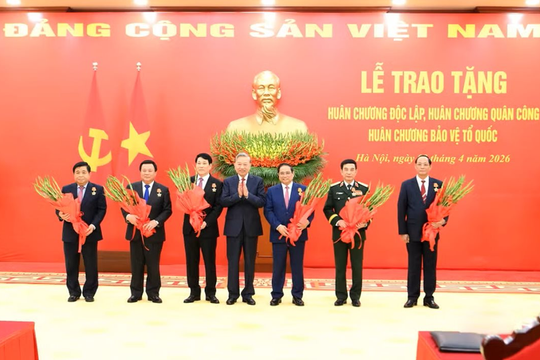 Trao huân chương cao quý tặng các đồng chí lãnh đạo Đảng, Nhà nước, cán bộ cấp cao
