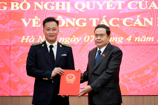 Trao Nghị quyết của Quốc hội về bầu Tổng Kiểm toán nhà nước đối với đồng chí Nguyễn Hữu Nghĩa