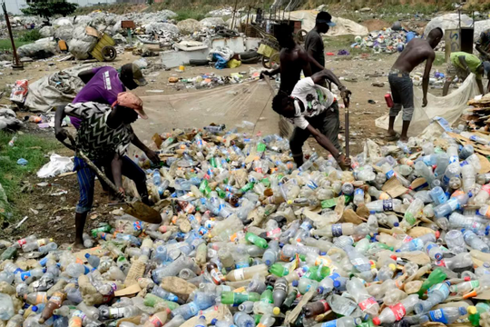 Nigeria đối mặt với khủng hoảng rác thải nhựa