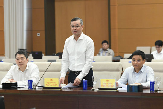 Giảm mạnh thuế xăng dầu để ứng phó biến động giá năng lượng