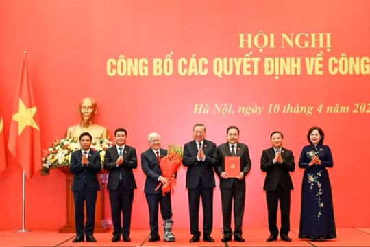 Đảng ủy Quốc hội công bố Quyết định của Bộ Chính trị về công tác cán bộ