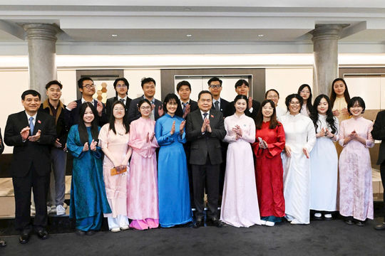 Chủ tịch Quốc hội Trần Thanh Mẫn gặp mặt sinh viên và các lưu học sinh tiêu biểu của Việt Nam ở Italia