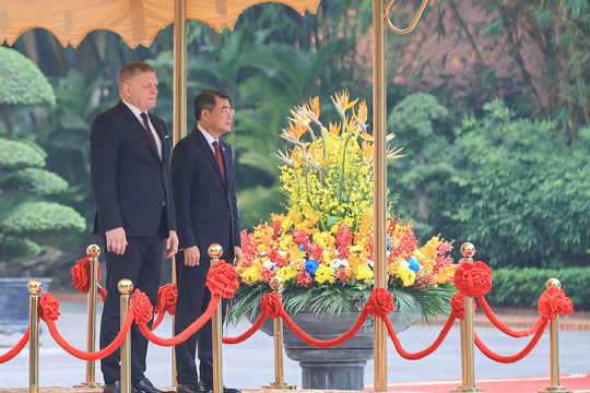 Thủ tướng Lê Minh Hưng chủ trì Lễ đón Thủ tướng Slovakia thăm chính thức Việt Nam