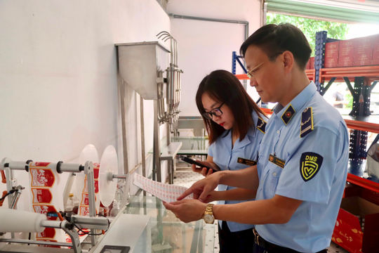 Phát hiện điểm chứa trữ gần 9.000 lít rượu nghi vi phạm tại Hà Nội