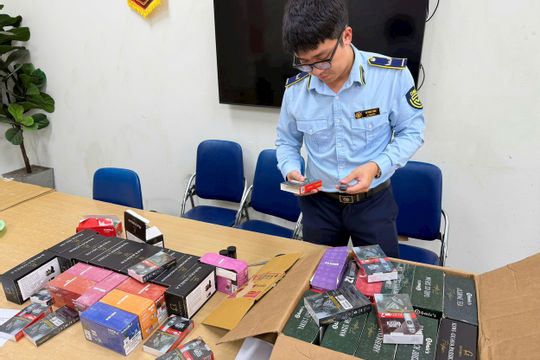 Hà Nội: Phát hiện, thu giữ hàng trăm sản phẩm thuốc lá điện tử cấm tại phường Cửa Nam