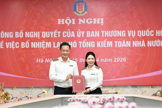 Trao Nghị quyết của Ủy ban Thường vụ Quốc hội về việc bổ nhiệm lại Phó Tổng Kiểm toán nhà nước Hà Thị Mỹ Dung