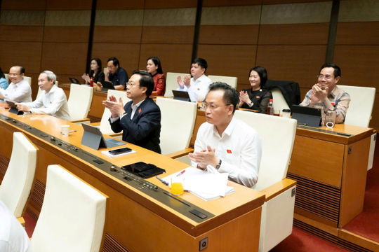 Quốc hội thông qua Luật Tiếp cận thông tin, Luật Hộ tịch