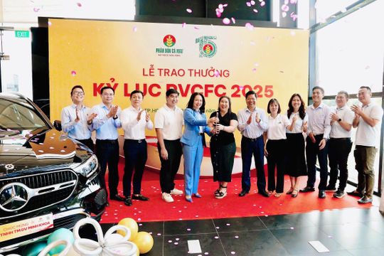 Phân bón Cà Mau trao thưởng Mercedes-Benz vinh danh đại lý đạt kỷ lục sản lượng tiêu thụ NPK Cà Mau 