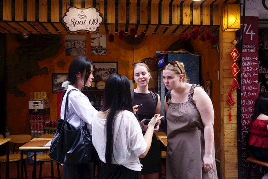 Hà Nội "níu chân" du khách từ những điều bình dị