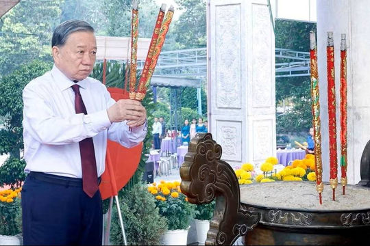 Tổng Bí thư, Chủ tịch nước Tô Lâm dâng hương tưởng niệm các Anh hùng liệt sĩ tại Tây Ninh