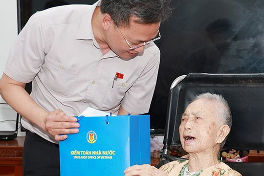 Tổng Kiểm toán nhà nước Nguyễn Hữu Nghĩa thăm, tặng quà các gia đình chính sách xã Đại Đồng