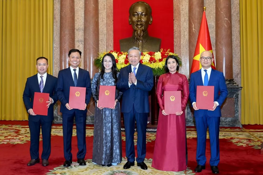 Tổng Bí thư, Chủ tịch nước Tô Lâm trao quyết định bổ nhiệm 5 Đại sứ Việt Nam tại nước ngoài