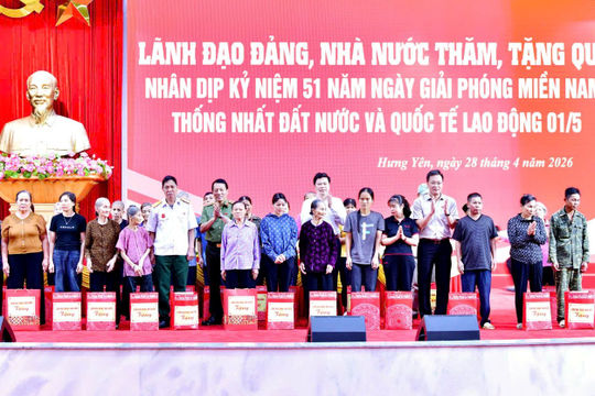 Hoạt động tiếp xúc cử tri và tặng quà gia đình chính sách tại Hưng Yên