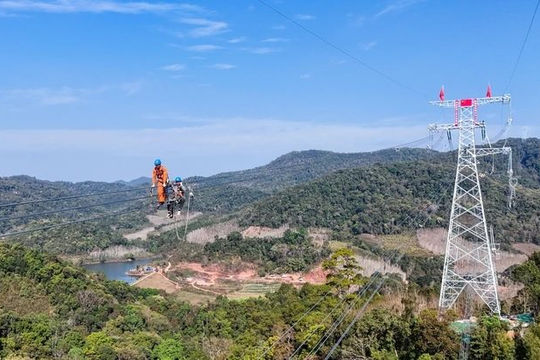 ADB khởi động gói đầu tư 70 tỷ USD để kết nối lưới điện và mạng số