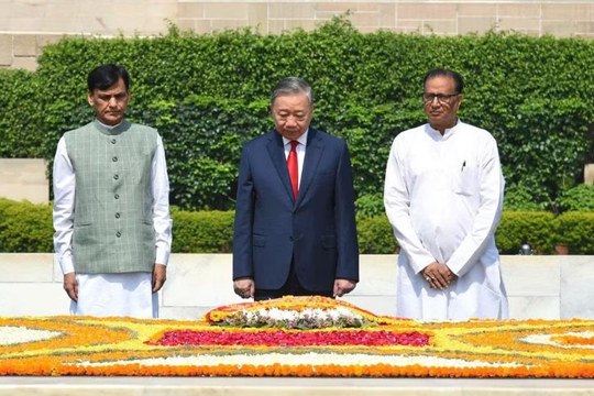 Tổng Bí thư, Chủ tịch nước Tô Lâm đặt vòng hoa tưởng niệm Mahatma Gandhi tại Ấn Độ