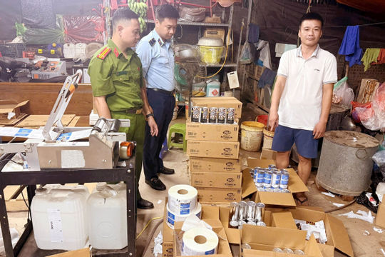 Hà Nội: Tạm giữ hàng trăm sản phẩm nghi bị “phù phép” nhãn mác