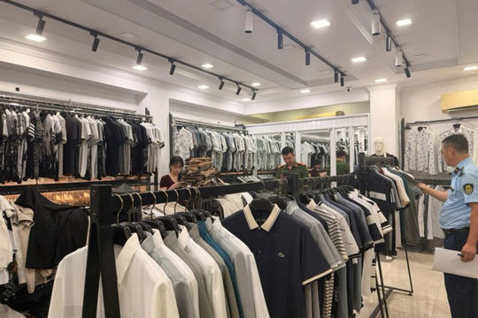 Hà Nội: Thu giữ gần 500 sản phẩm nghi giả mạo thương hiệu thời trang quốc tế